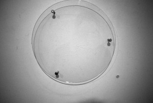 sans titre (après les idées noires de Franquin), acrylique sur verre, source lumineuse, diffraction, ombre, diam. 30 cm, galerie Lara Vincy, 1999